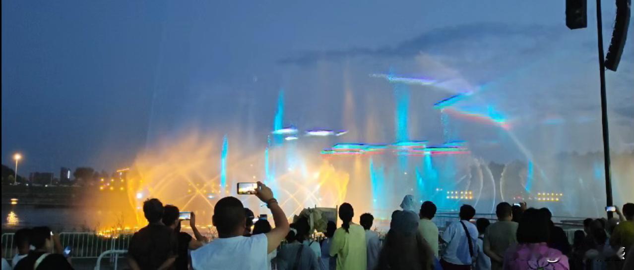 看到“西山观月落”这个上联，我脑海里立马就蹦出“东海看日升”这句下联。
上联描绘