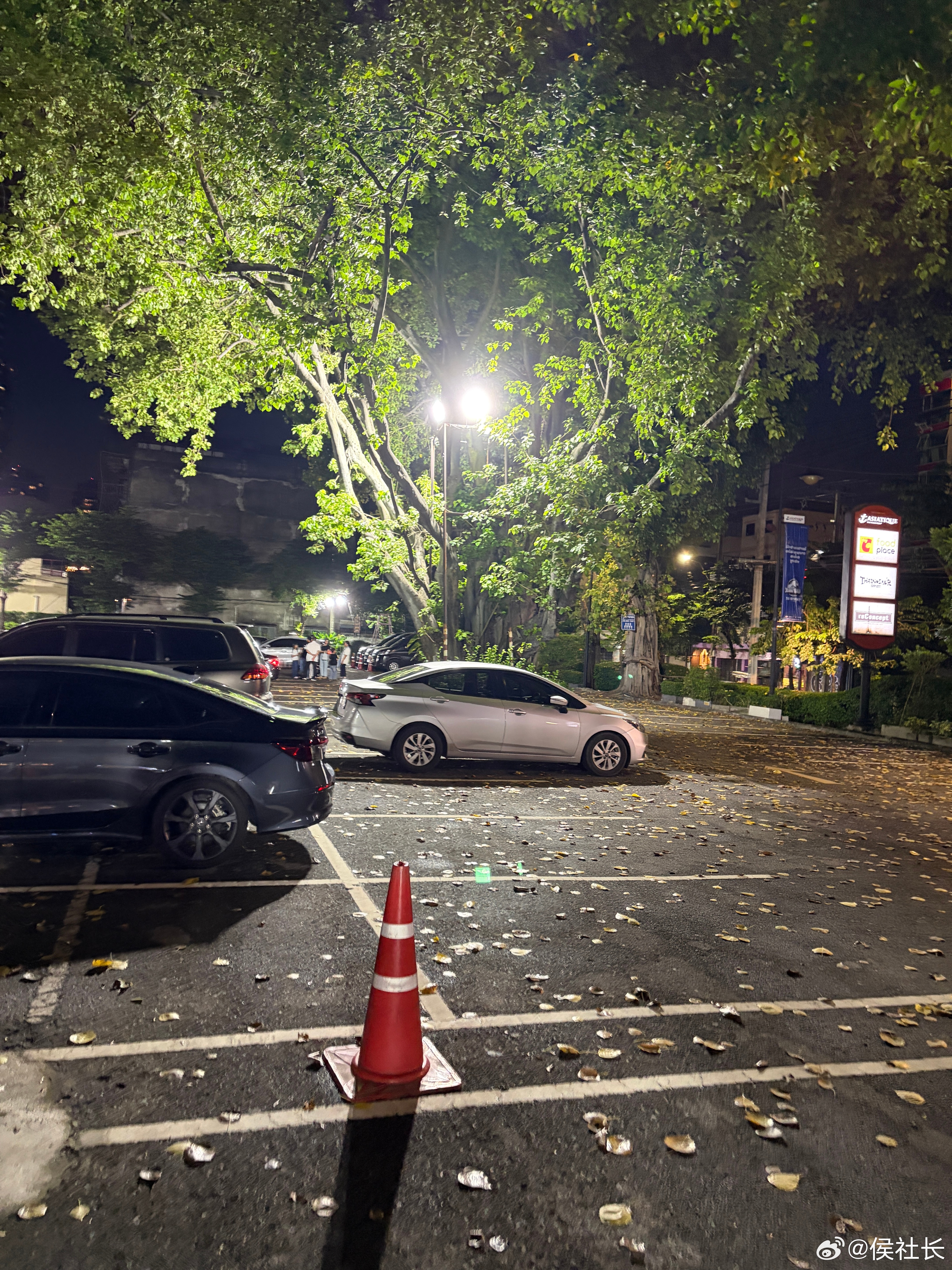 泰国的停车场好亮呀  ​​​