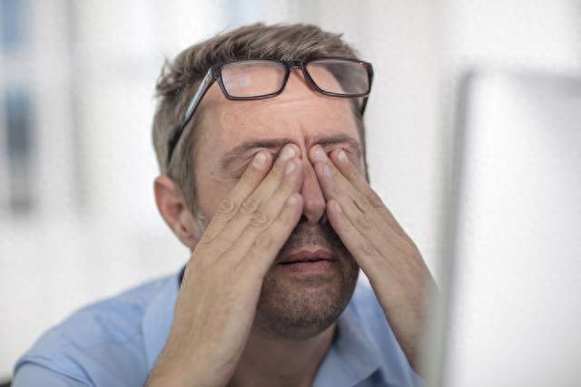 视力越来越模糊，都以为是老了？医生提醒：或是5种疾病造成