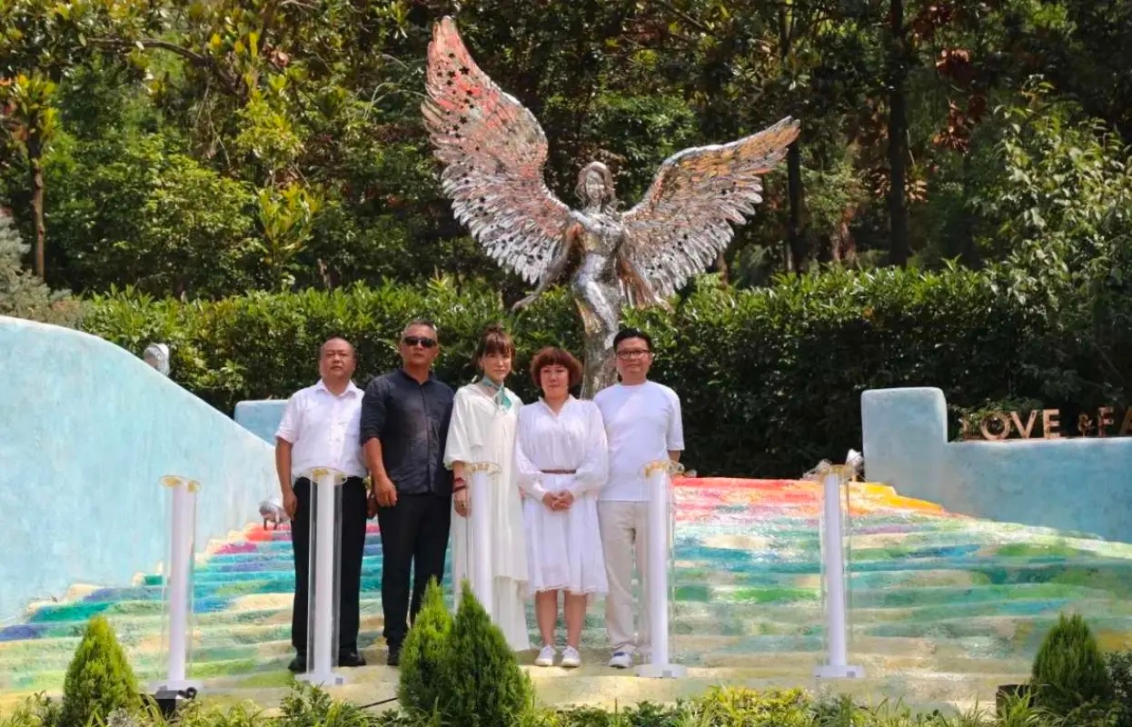 #石门峰纪念公园回应李玟雕像质疑# 近日，李玟雕像落成武汉市石门峰纪念公园一事引
