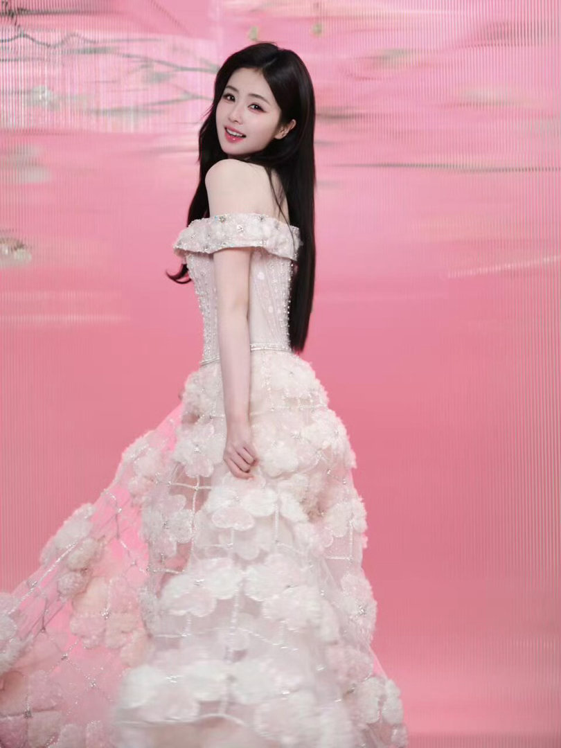 白鹿今日活动造型 