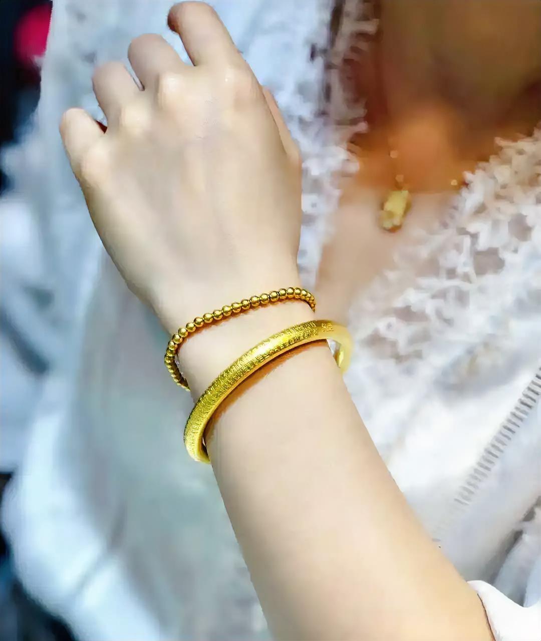 这年头钱难赚、
金价却一个劲飙涨，
真心奉劝大家：
金项链、金手镯别再随身戴了，