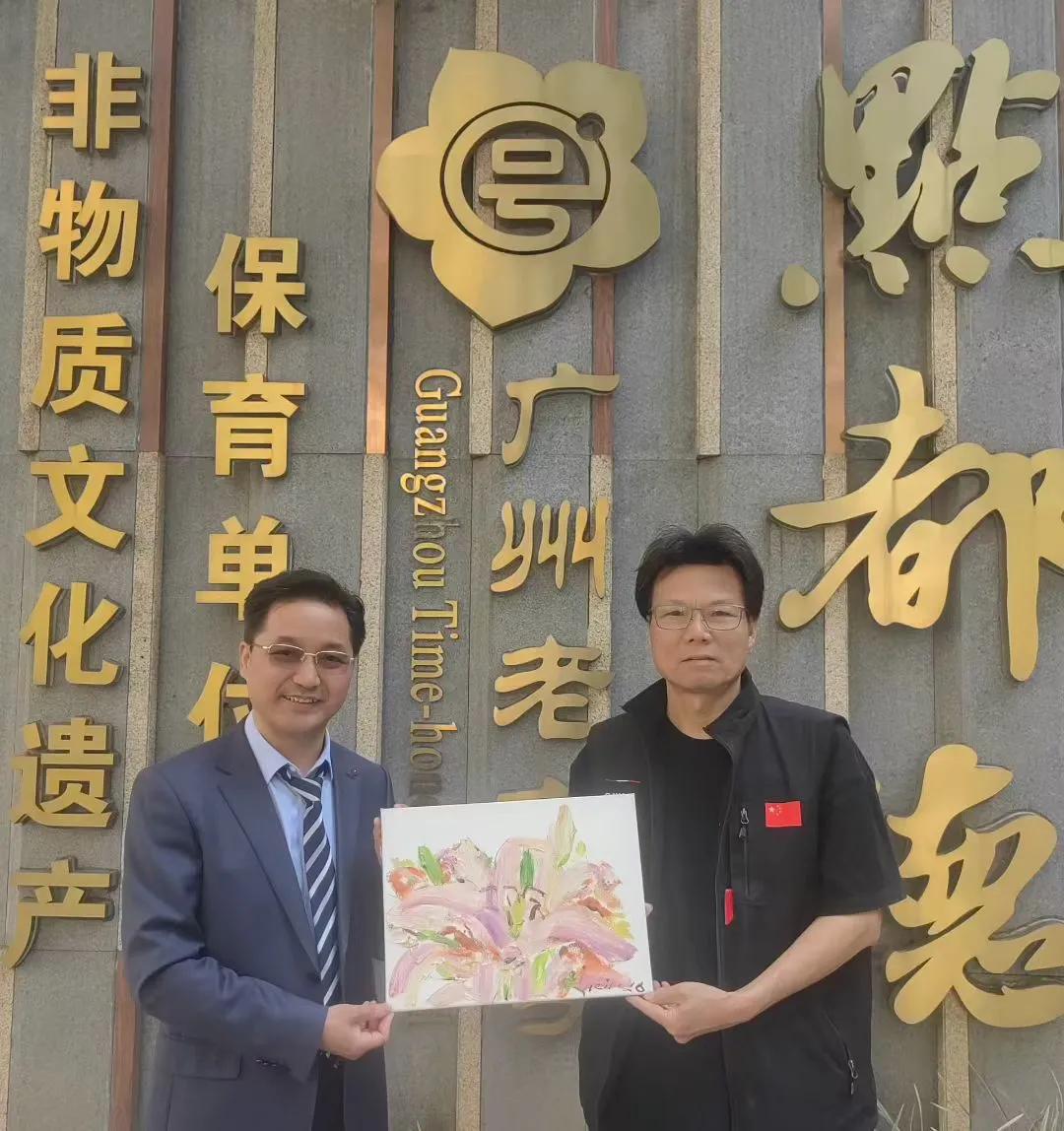 点都德。访中国美术家协会会员、油画家黎伟明，欣赏他的金百合油画系列并一起叹早茶。