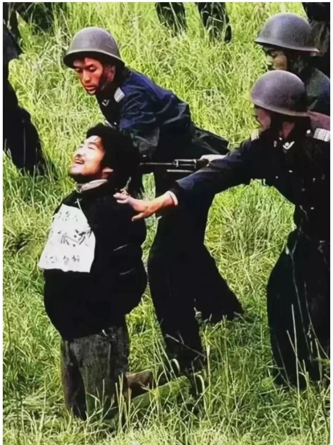 1990年，西安草滩，魏振海被执行死刑的现场，照片中的他跪在地上，身后几名武警的