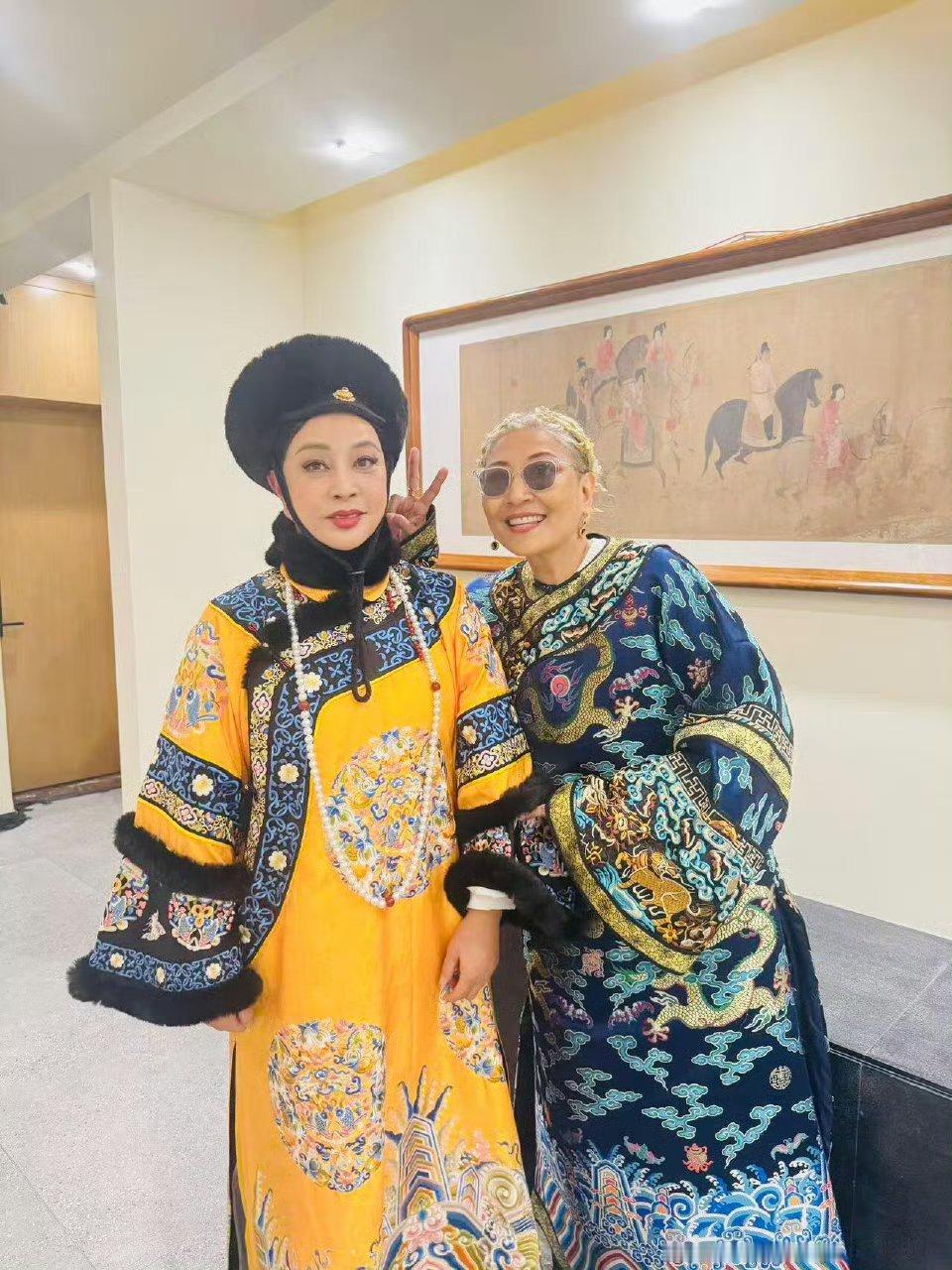 李小冉刘晓庆张蔷故宫合照 这张合照不仅仅是一个简单的合影，而是三个时代女性魅力的