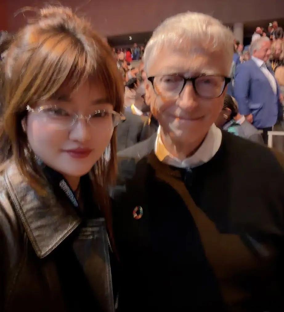 比尔盖茨与大女儿一起参加公司基金年会，比尔盖茨71岁老态龙钟，但在台上跳舞非常兴