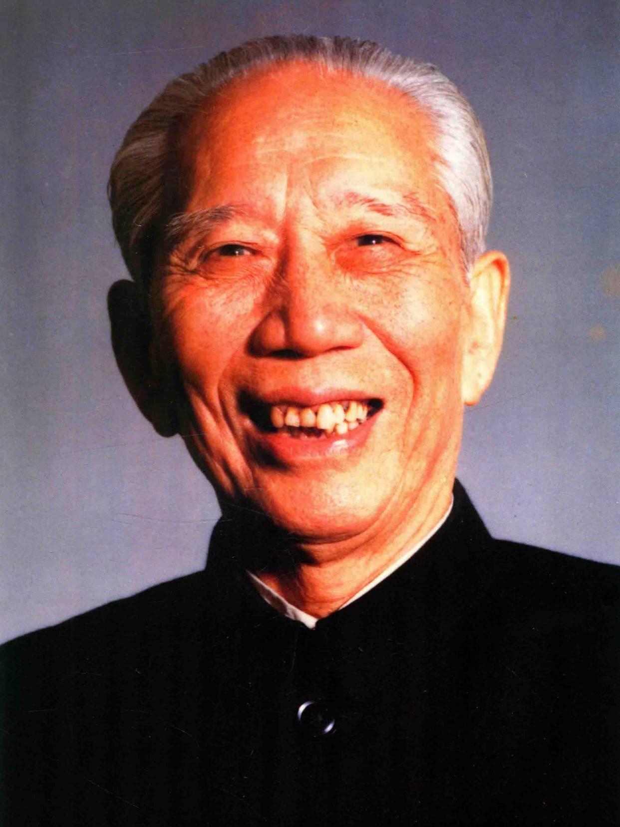 1953年，新疆军区司令王震挪用几十万官兵伙食费，廖汉生政委坐了三天火车去问罪，