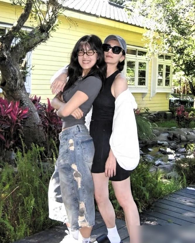 前夫现任同框算什么，贾静雯女儿吞下舌钉，她一句话引起全网热议。
 
大女儿梧桐妹