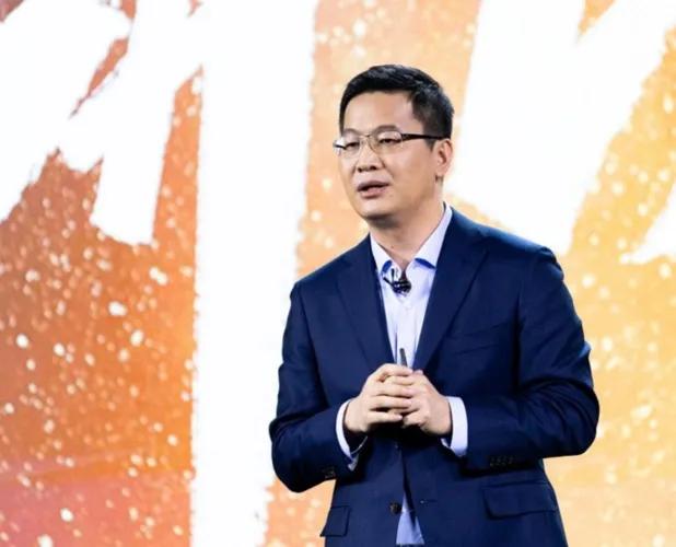 卢伟冰，既然大家都不讲武德，那我就祭出“封神之作”，坚持不走寻常路，内卷到底！
