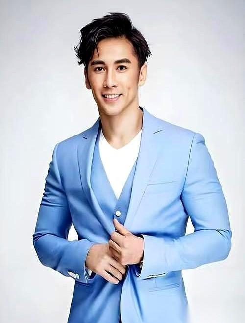 “她55岁了，他还在催生？”
钟丽缇手里的咖啡差点洒出来，镜头前，丈夫张伦硕又一