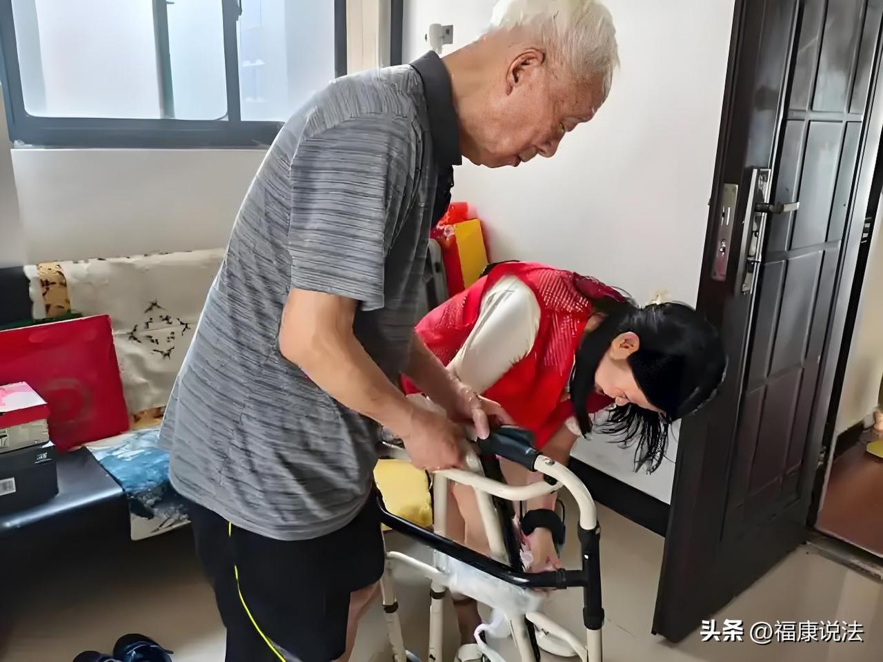 冤不冤？湖南株洲，8旬重度失能老人住养老院，凌晨，自己下床弯腰穿鞋意外摔倒，最终