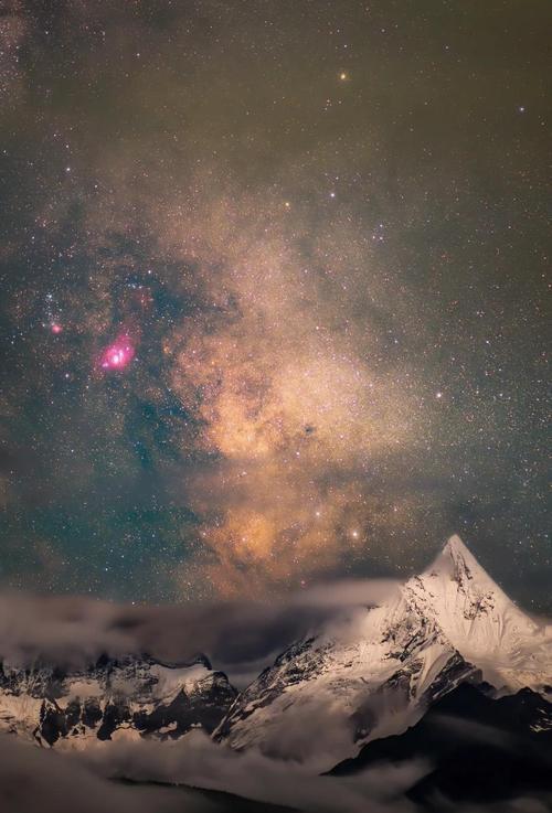 星空拍摄入手：别急着背参数，先把夜空、机位和曝光这三件事弄明白

很多人第一次拍