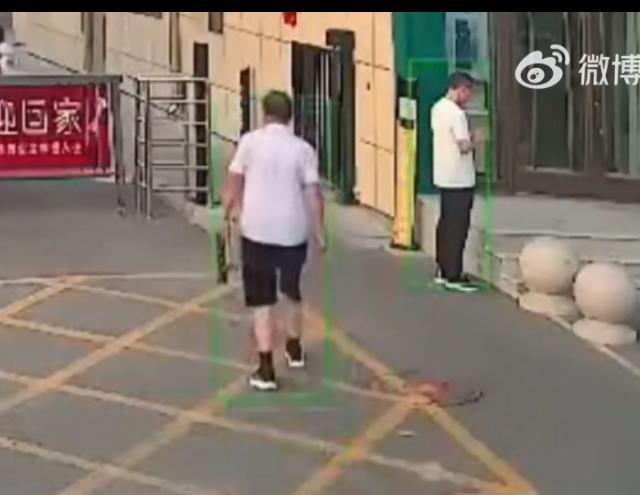 这个老登被地上的水泥包块绊倒，讹上好心搀扶的电瓶车主，监控还原真相依然不依不饶。