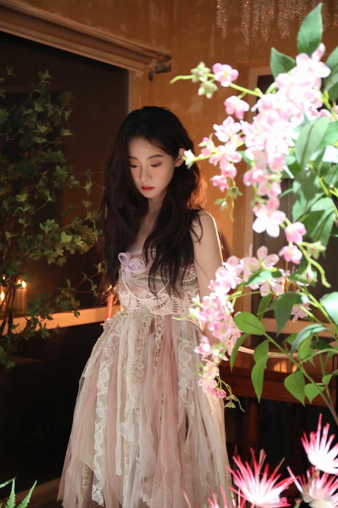 #硬糖少女303##张艺凡# 今日份糖妹新鲜物料张艺凡生日写真新花絮照一组从曝光