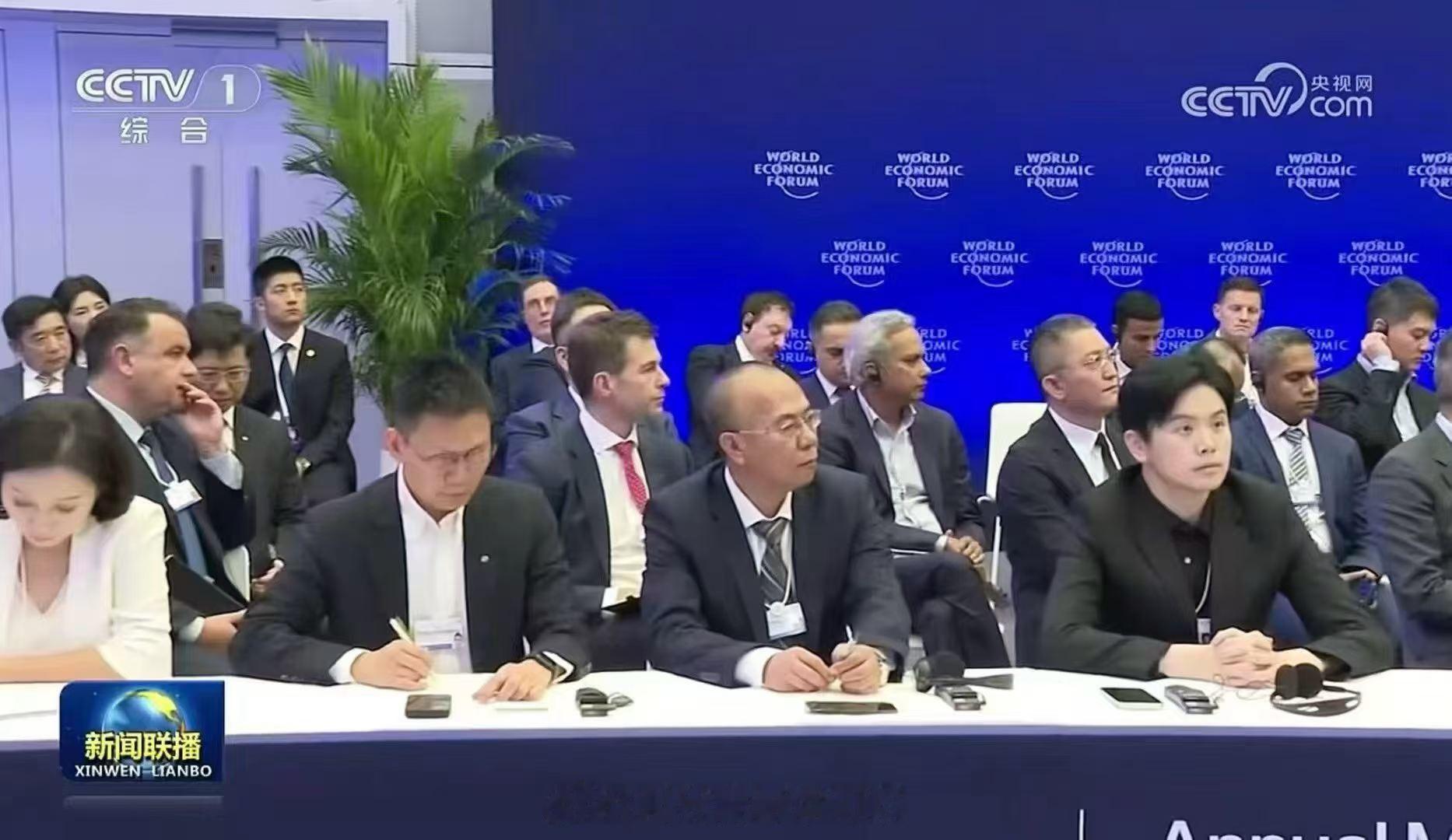 追觅创始人出现啊央视镜头中。这位近期颇具争议的网红创业者今天在2026大连夏季达