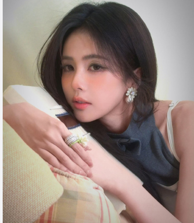 白鹿“百货店项链”童趣穿搭介绍，这套是白鹿出道十周年EP《万花筒》的趣味写真造型