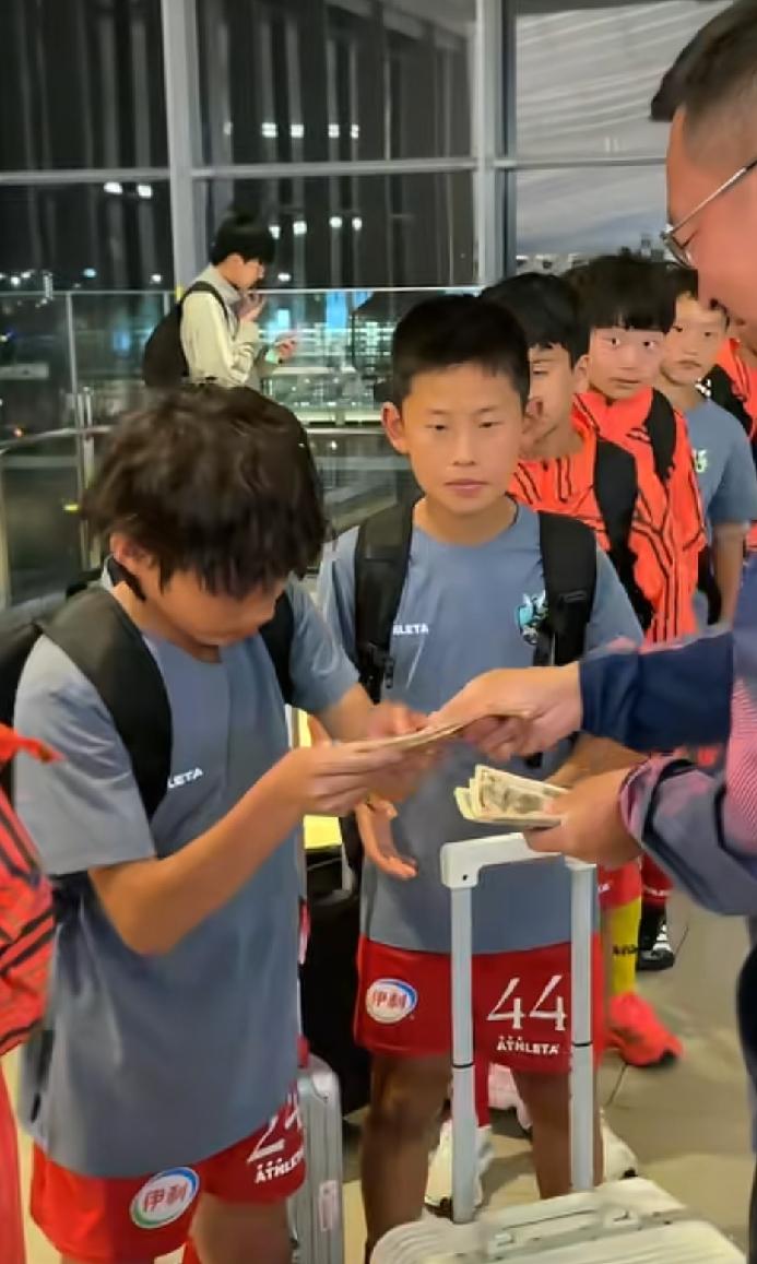 董路，给获得佳绩的中国足球小将球员颁发奖金，表面上是物质激励，实际上更是德育教育