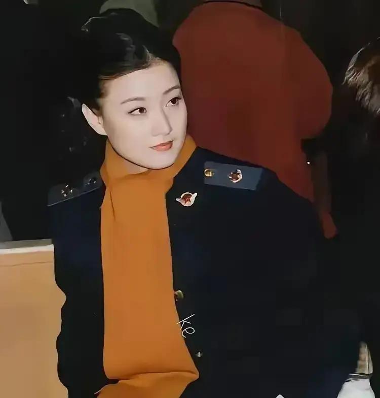 原海政文工团团长，身为国家一级演员，享有国务院特殊津贴与正军级待遇，该文艺团体已