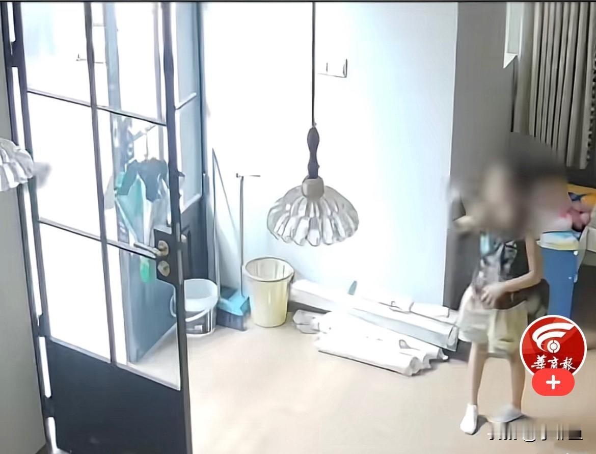 近日，江西赣州一家店铺开门营业，小女孩独自在店内玩耍，这时门口突然走来一名陌生男