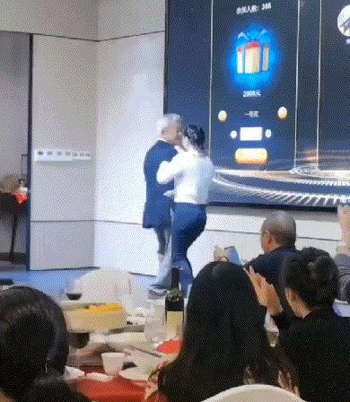 网友:台上那老头是董事长吧？