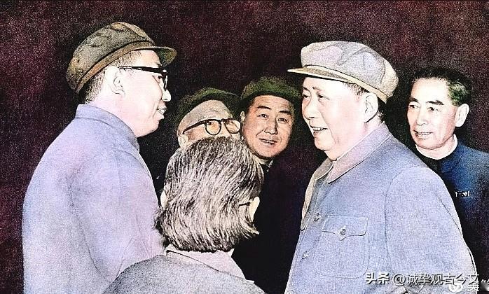 毛主席与华国锋同志

1968年10月1日晚，新中国成立19周年的庆典活动在北京