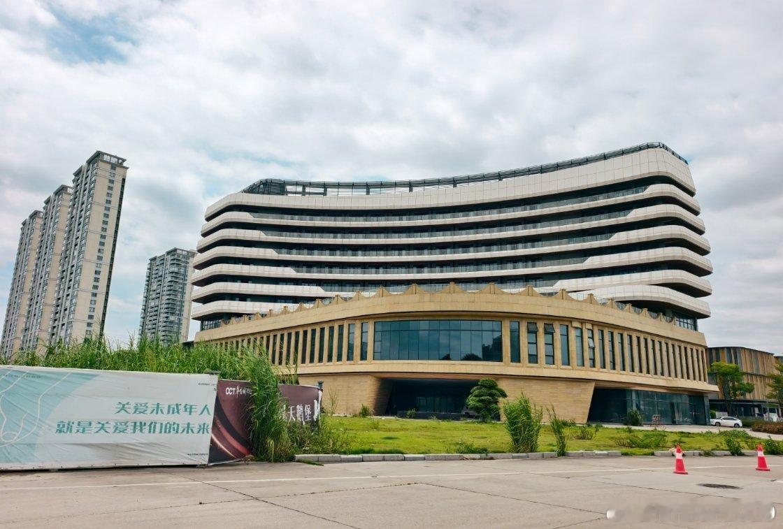 中山商业城建观察录 冷知识：中山欢乐海岸S2商业地块烂尾五年🕐     这栋酒