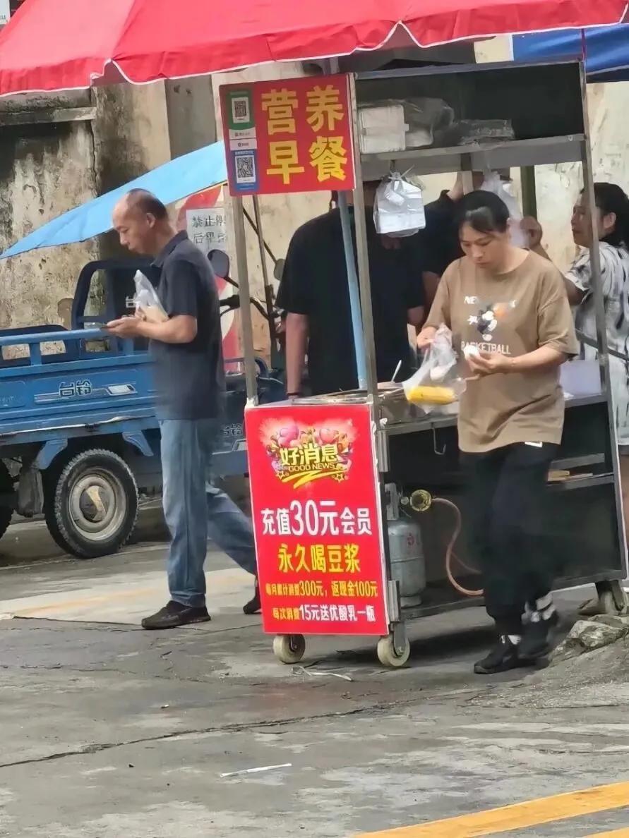 现在摆摊都这么卷了吗？？？