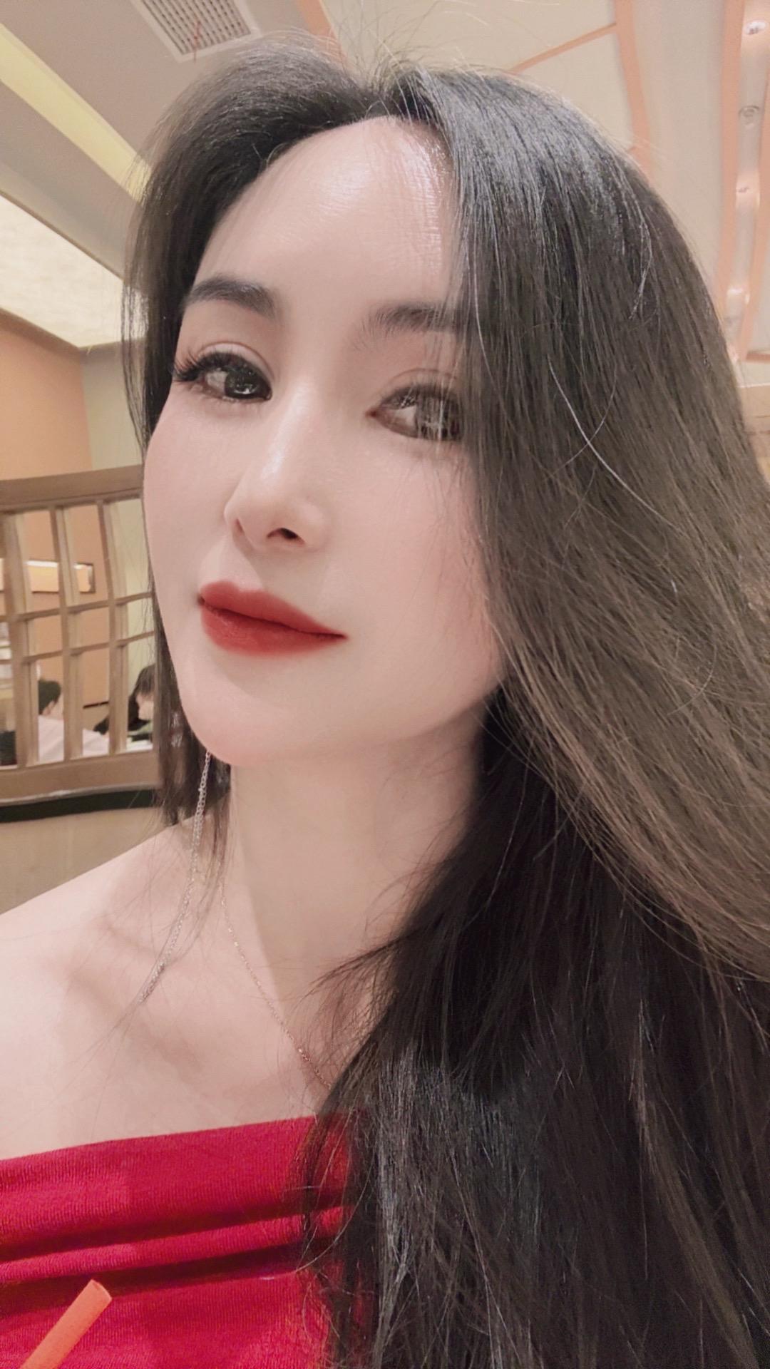 热爱生活，向往美好，不论生活好与坏，每一天都是限量版。永远乐观自信，永...