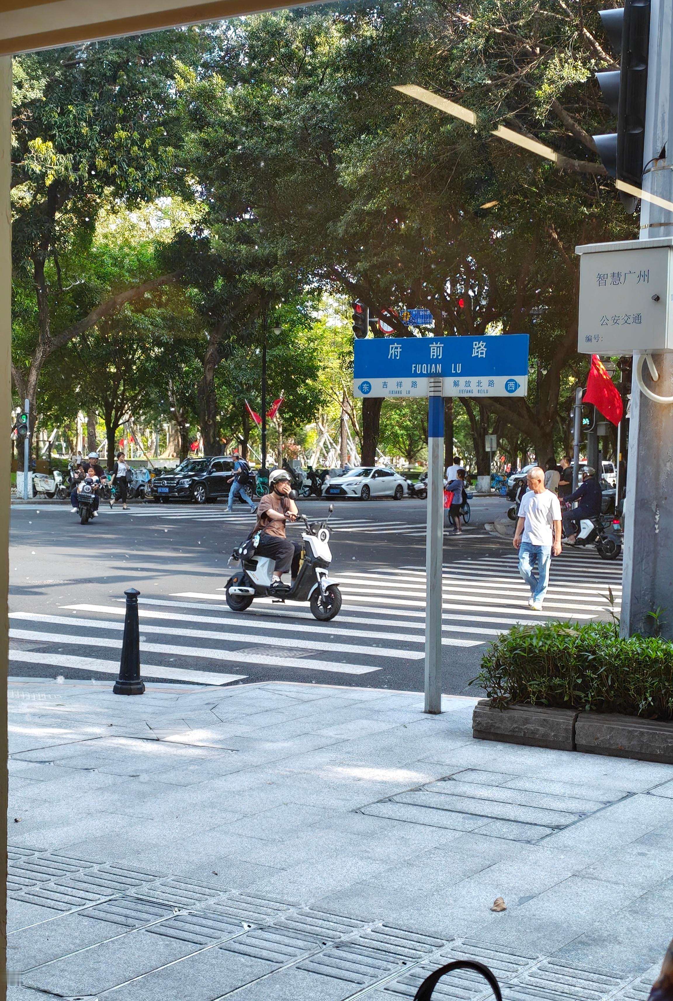 虽然比不上北京和马德里的柳絮，但广州的木棉花也可以浅浅模仿一下类似效果... 