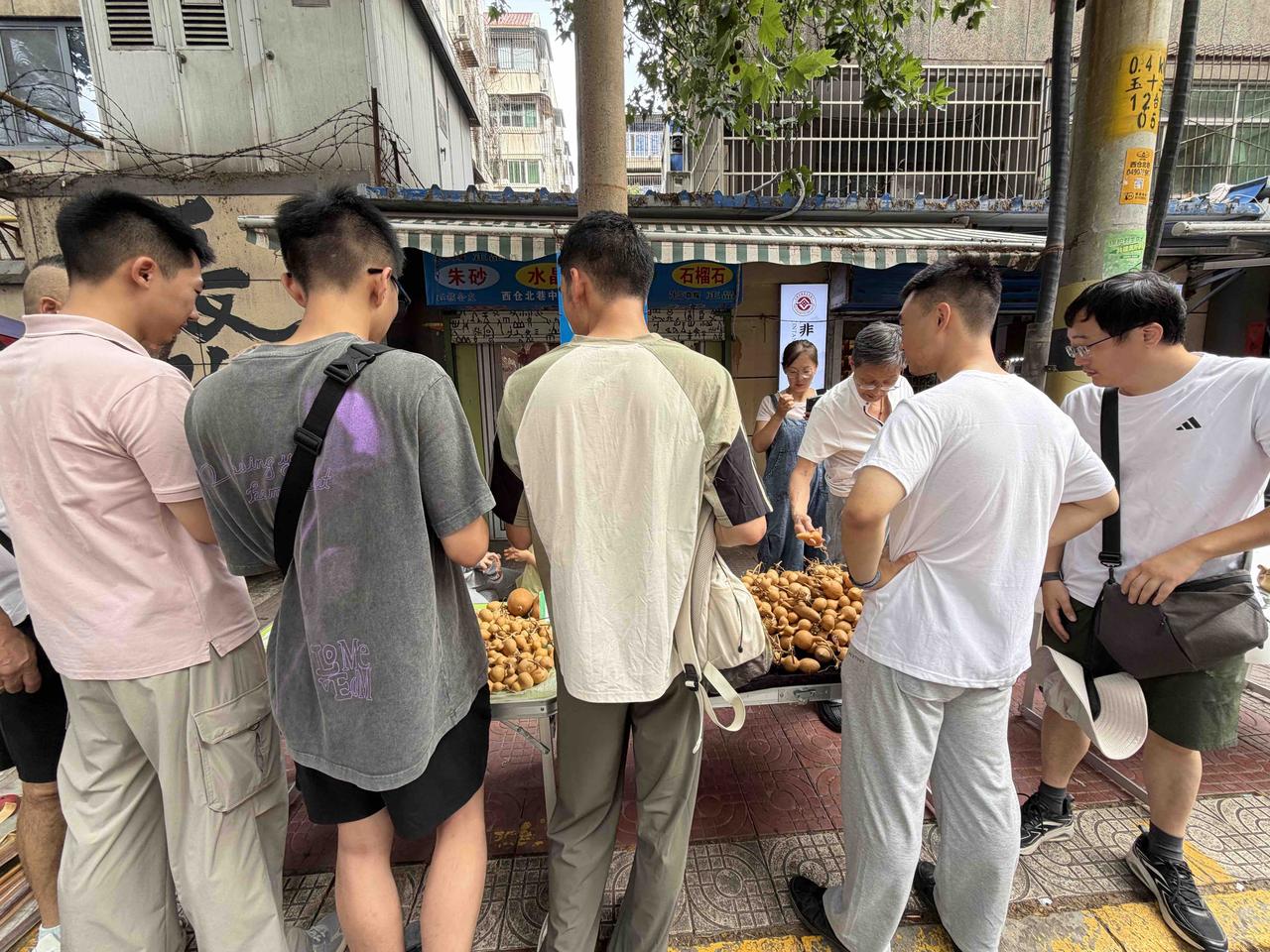 昨天上午，我逛西安档子，走到西仓西巷时，看到路旁围着不少人，就走了过去。
这是一