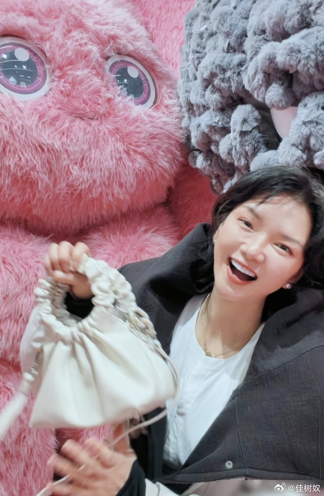 50岁恋综女嘉宾，双丸子头扮嫩，真实身份是大厂总监。  刘玫在Ken镜头里，少女