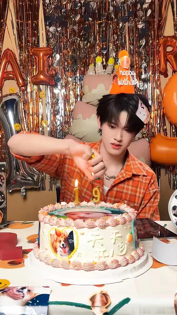 张极蛋糕上是婴儿照 张极生日蛋糕直接把可爱焊在上面，婴儿照太萌了 