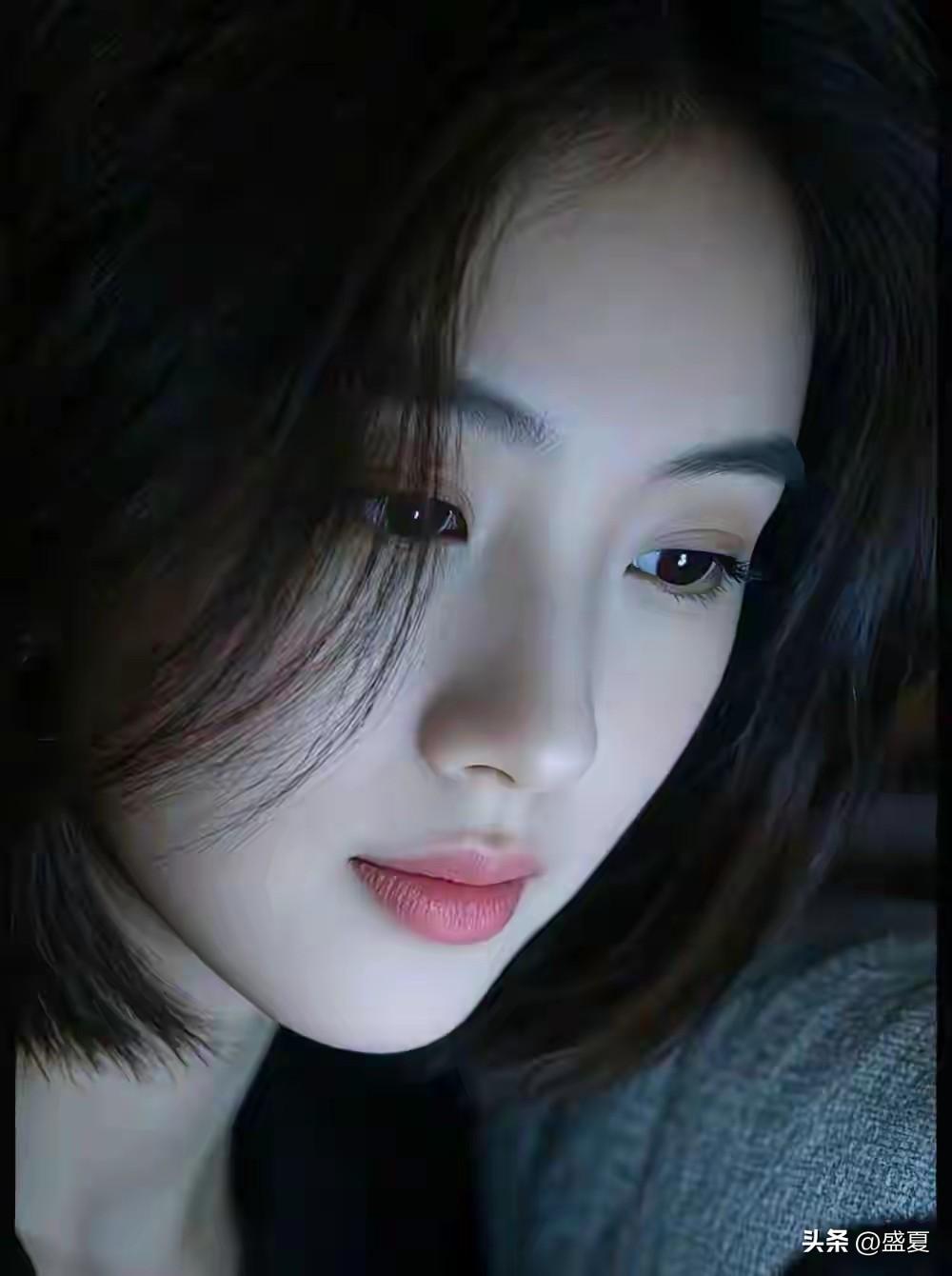 红豆生南国，春来发几枝。愿君多采撷，此物最相思！