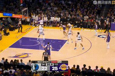 卢卡顶着克莱三分命中独行侠vs湖人