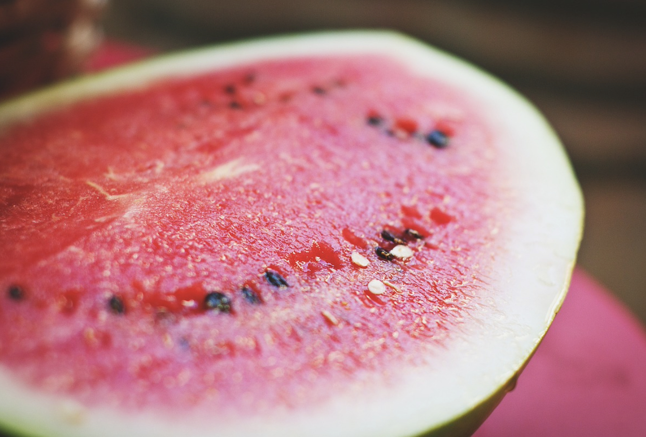 吃西瓜🟰腹泻？不对！吃瓜也有注意事项！西瓜糖分高、水分足，的确容易滋生细菌，而