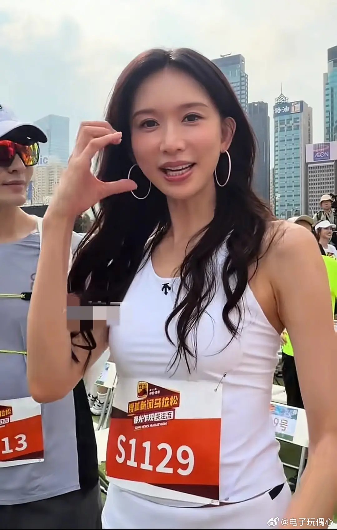 51岁林志玲香港跑马拉松，化浓妆、穿短裙、披头发，网友：太做作 