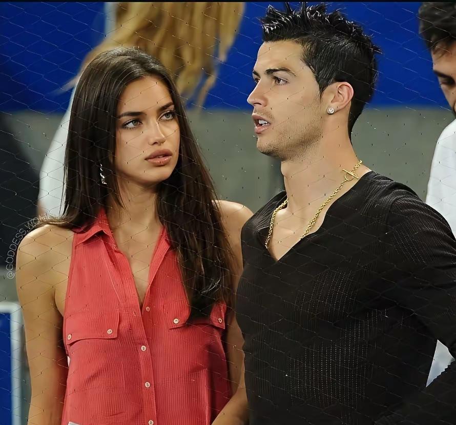 同是“娜”，这差别不要太大！C罗这眼光，从什么时候变了呢？
与伊莲娜恋爱五年，分