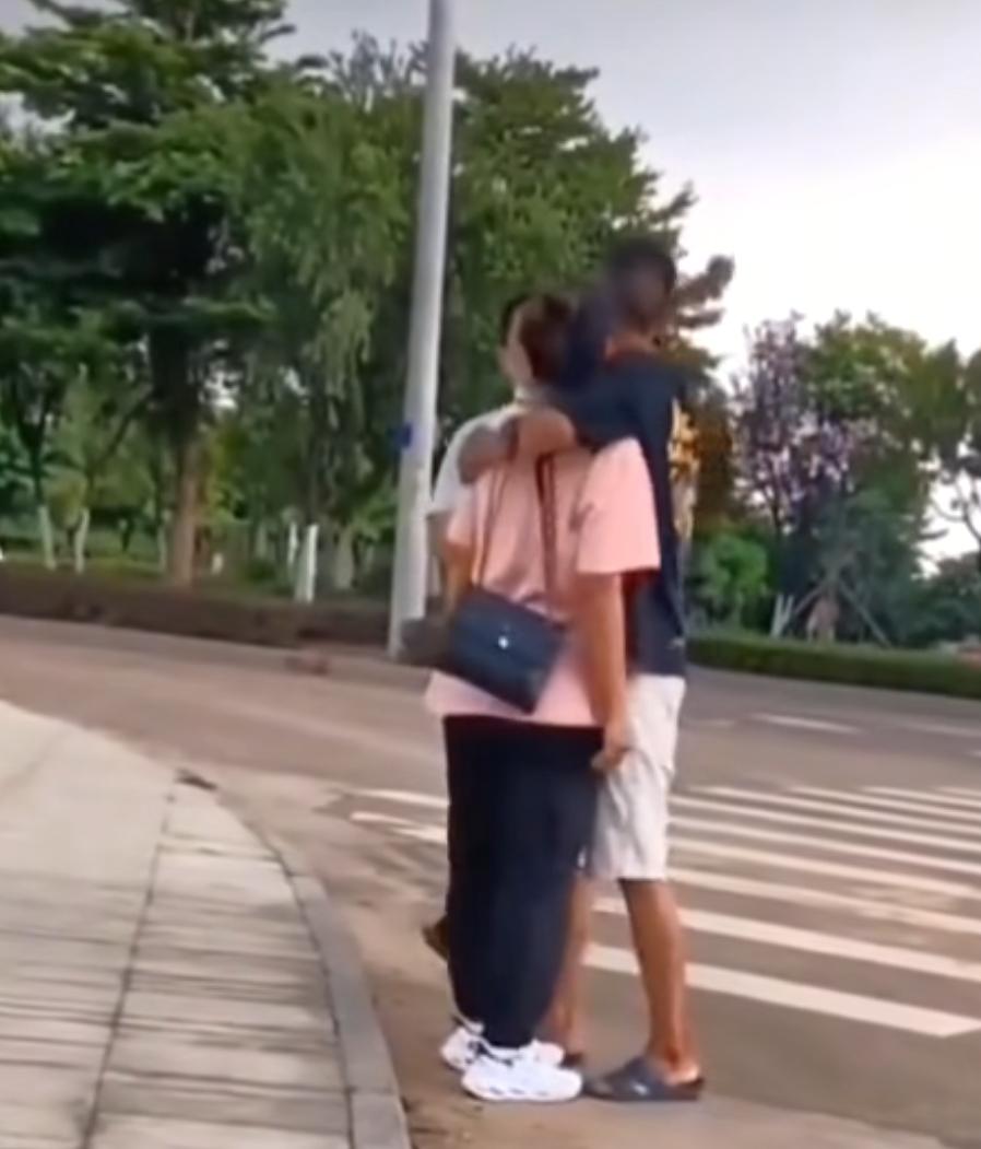 这个女人好幸福啊！这几天有个粉色衣服的女人火了。虽然长得不咋地，却有两个男人为了