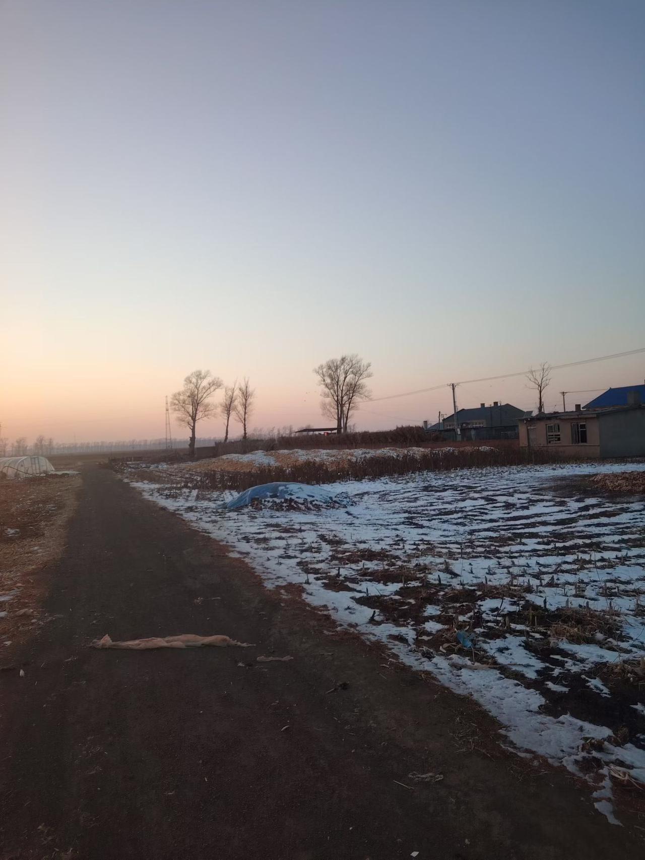 日落余晖映山川！郭外山川格外鲜！舍去繁华守清静！身在田源胜似仙！夕阳下！信步田野