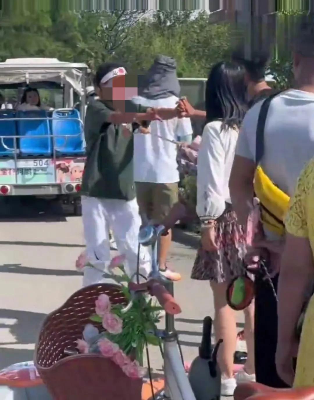 昨天在云南大理，某个家伙头上绑着所谓日本必胜白布头带，与游客发生激烈口角。随后这