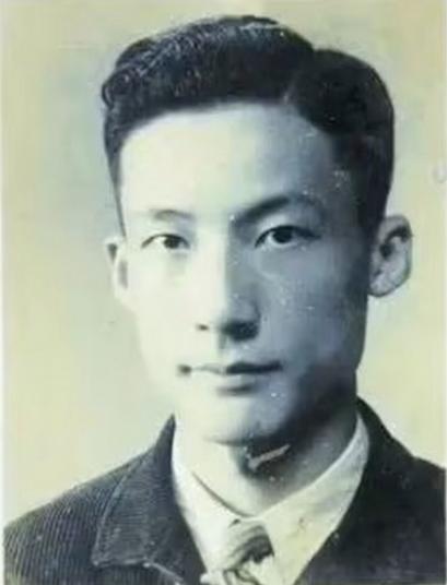 1949年，毛人凤下令处死朱君友。朱君友坦然赴死，却发现枪决他的2名特务，朝他频