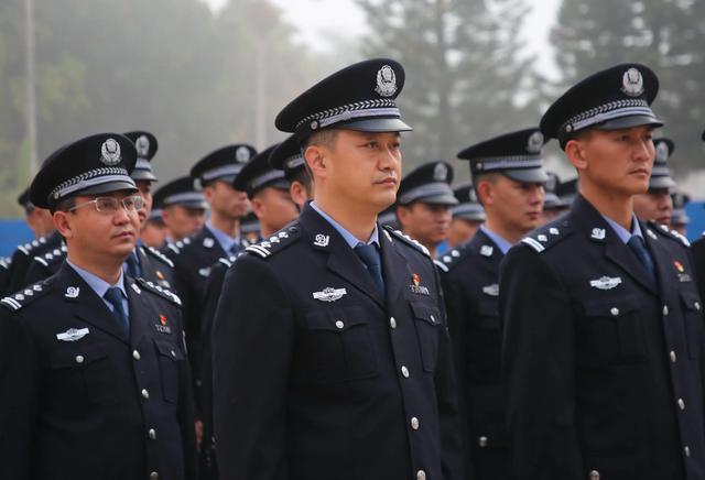 少校转业到公安系统，是什么警衔。

少校对应正营级和副营级。不管是正营级少校。还