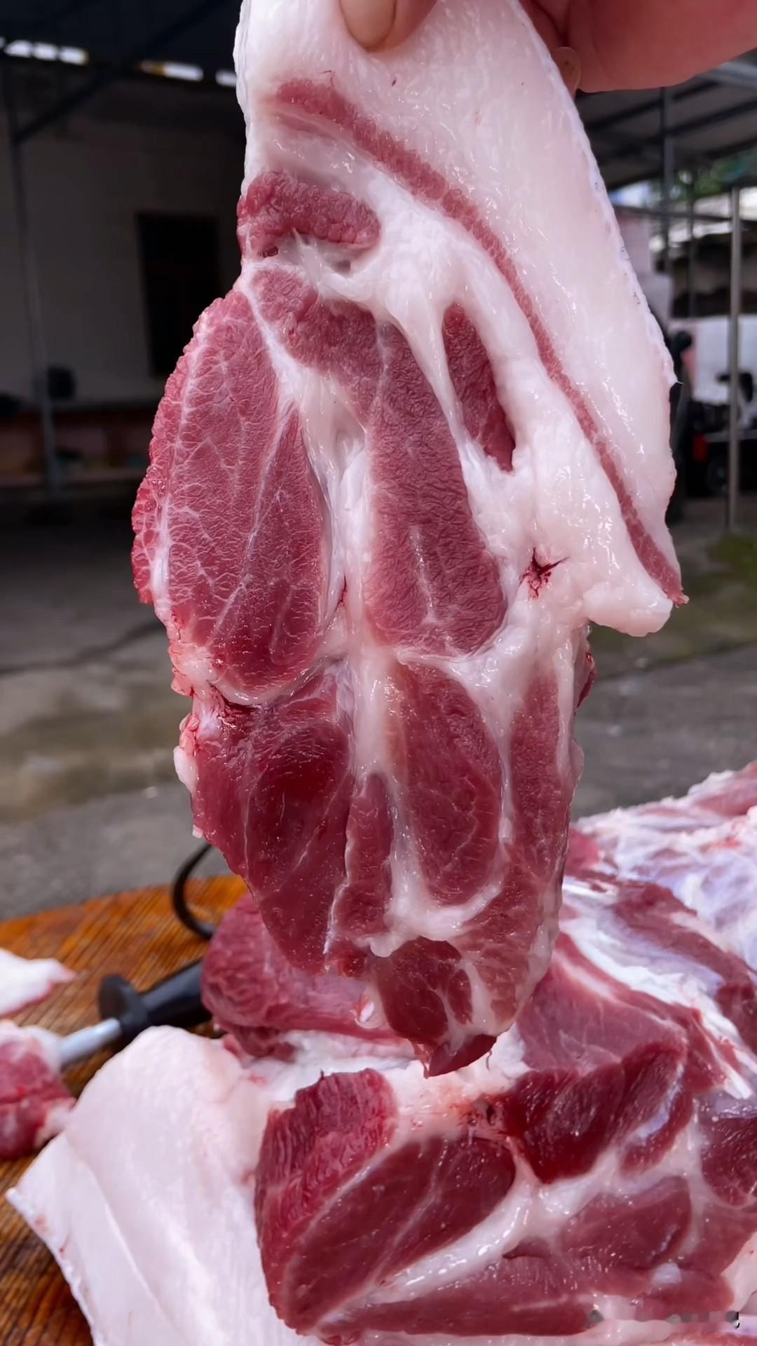 这就是一块好猪肉……
老公最早做的第一个行业就是卖猪肉
所以，他每次去买猪肉都会