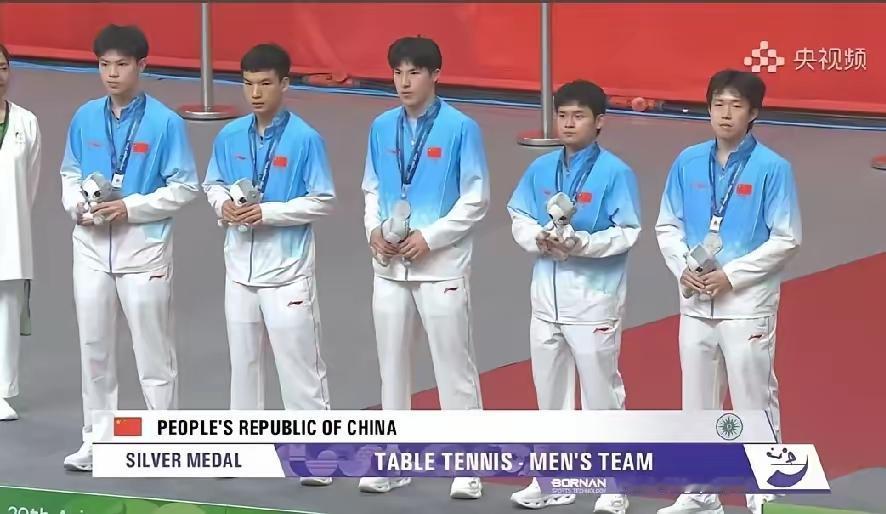 国乒男团丢冠，但是我们看到了希望
昨天，国乒男团丢冠。颁奖典礼上，国乒小伙子站在