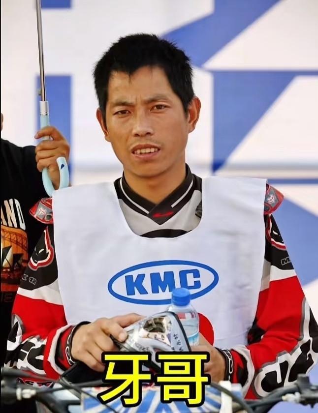 张雪机车夺冠后把资本全推给师父，大家这才发现，当年那个收留他、管吃管住还借8万逼