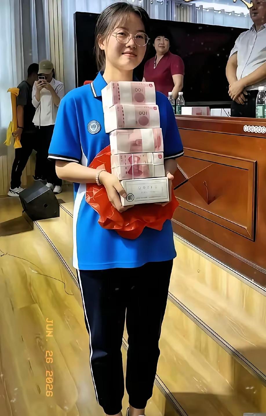 这姑娘考上了清华大学，名和利都来了。中国的最高学府，不是天之骄子，你怎可能深造于