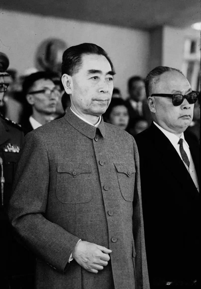 一个堂堂的大国总理，生前却没有一分存款；泱泱大国九亿多人，却没有一个您的子女。
