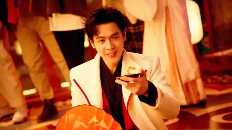 张若昀登上了春晚。他化身小范大人，穿越盛唐，邂逅诗仙李白，共谱万丈豪情。“人生得