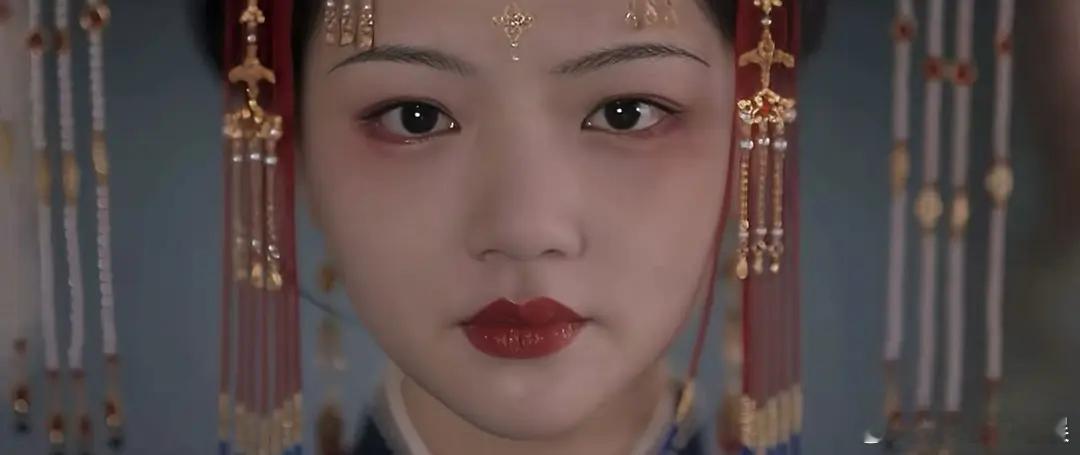 这应该是得罪造型师了吧，丑的让人眼前一亮。 