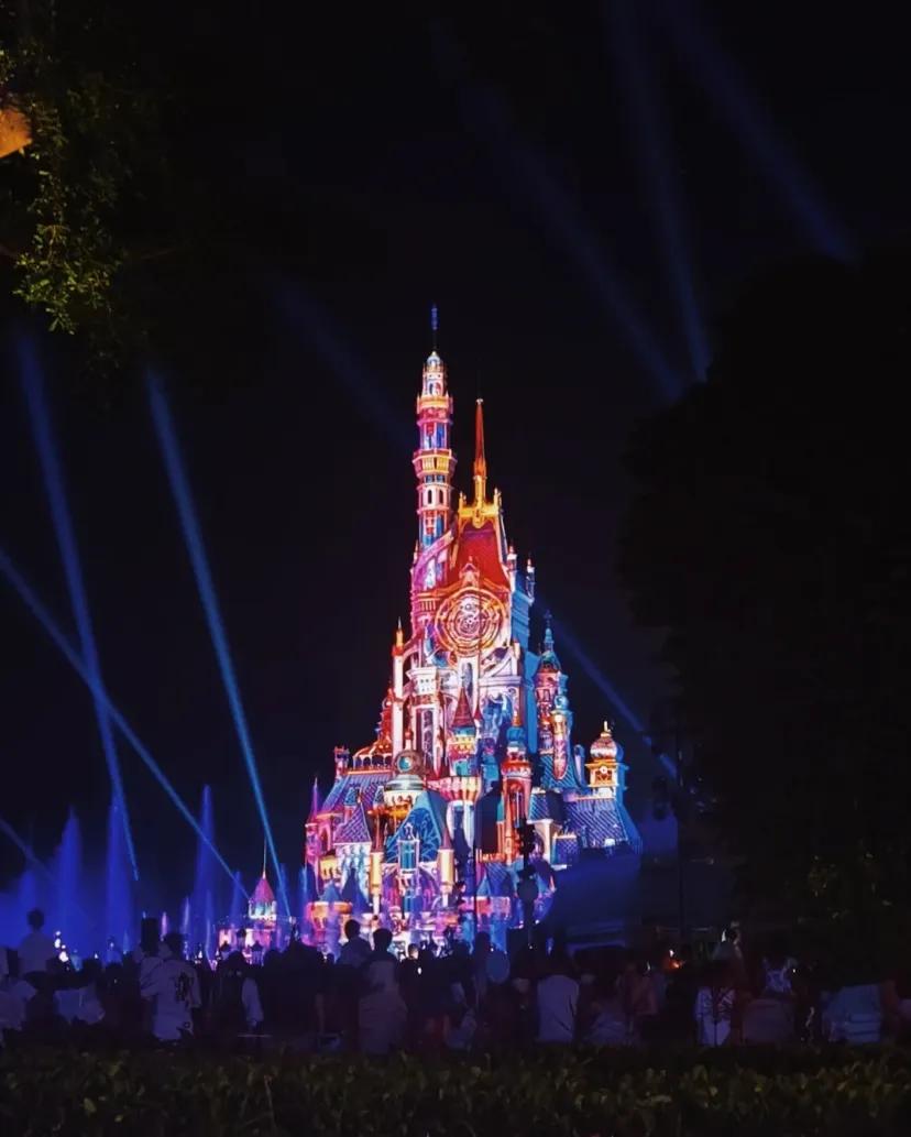 旅游真的变得失去意义了
毕业一年后正式经济独立且有点小自由
于是抓着男朋友，两个